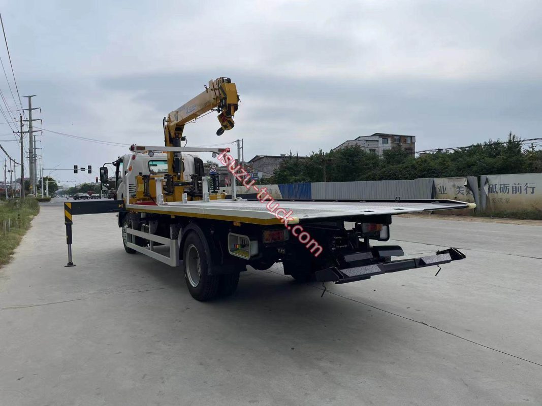 5.6meters flatbed wrecker with crane 