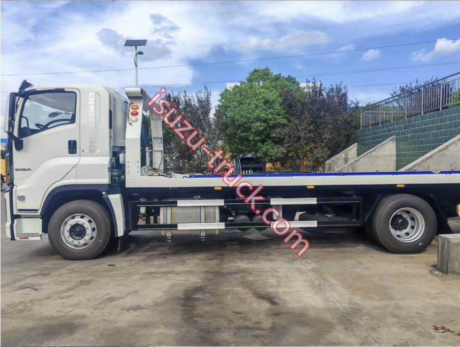 isuzu wrecker truck